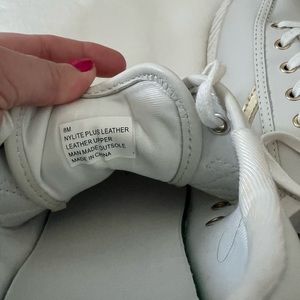 Tretorn white leather with gold symbol. Excellent condition.